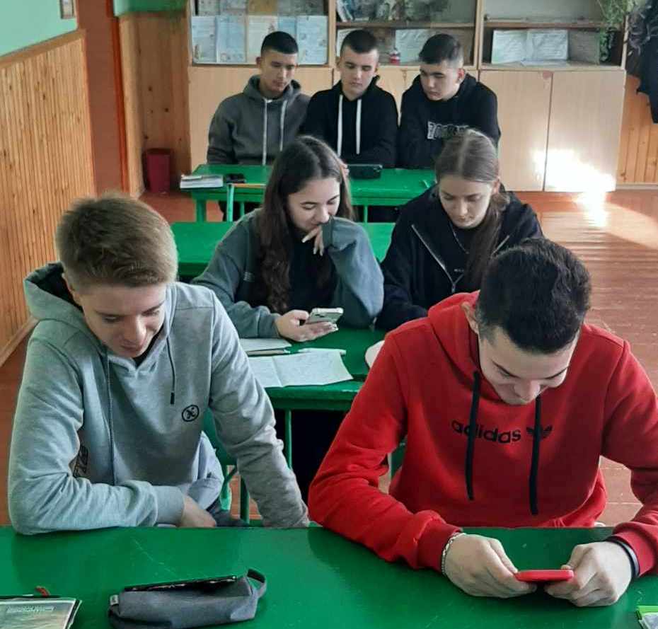 11 класники зацікавлено слухають та дивляться презентацію
